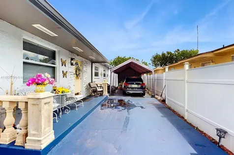 5637 SW 40th Street West Park FL 33023