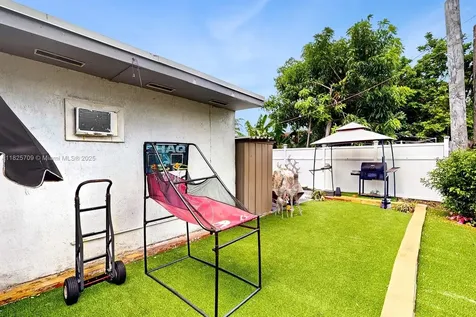 5637 SW 40th Street West Park FL 33023