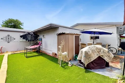 5637 SW 40th Street West Park FL 33023