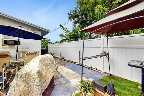 5637 SW 40th Street West Park FL 33023