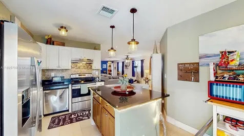 5637 SW 40th Street West Park FL 33023