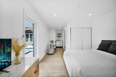 150 NE 50 Miami FL 33137
