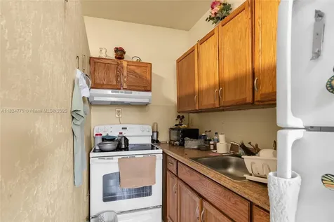 31 SW 58th Court Miami FL 33144