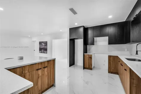 4660 W 8th Place Hialeah FL 33012