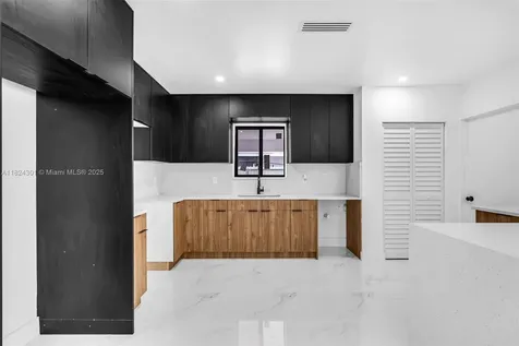 4660 W 8th Place Hialeah FL 33012