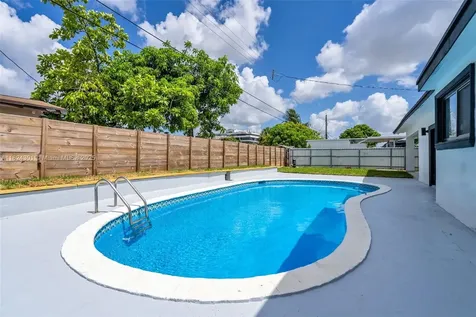 4660 W 8th Place Hialeah FL 33012