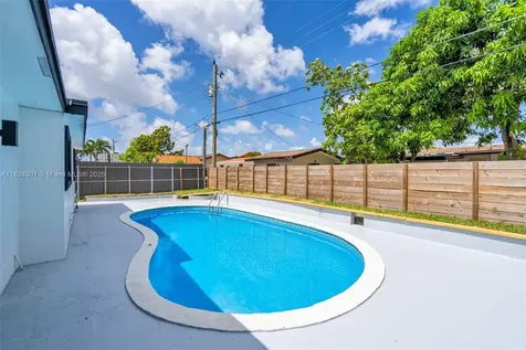 4660 W 8th Place Hialeah FL 33012