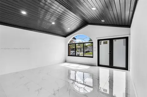 4660 W 8th Place Hialeah FL 33012