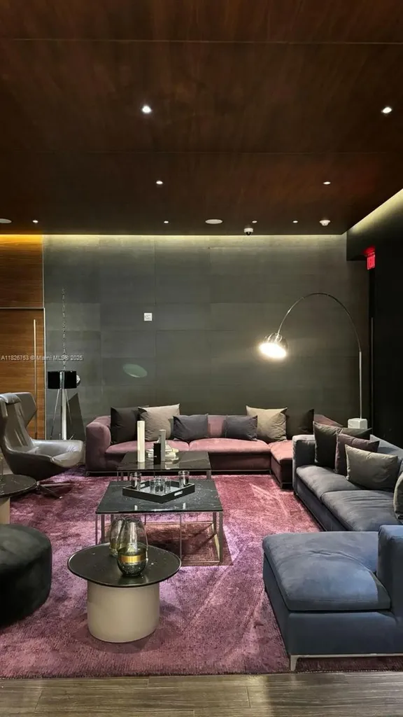 68 SE 6th Street Miami FL 33131