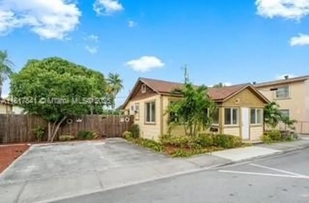 1416 N 2nd Avenue N Lake Worth FL 33460
