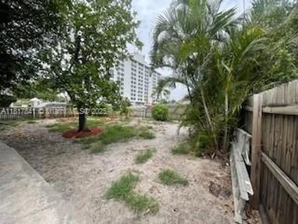 1416 N 2nd Avenue N Lake Worth FL 33460