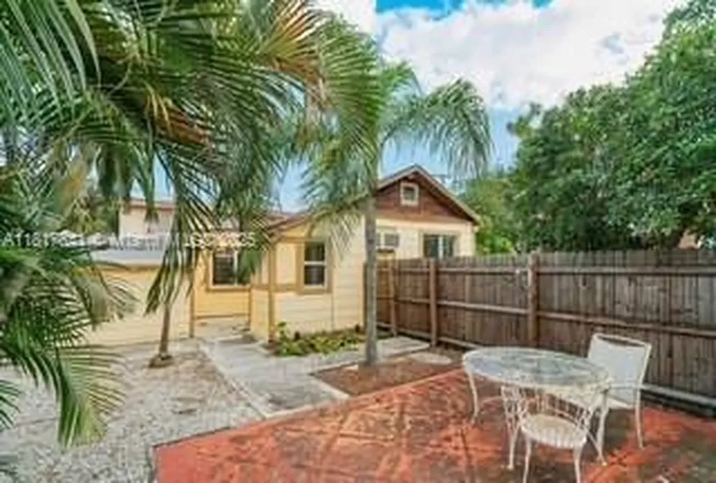 1416 N 2nd Avenue N Lake Worth FL 33460