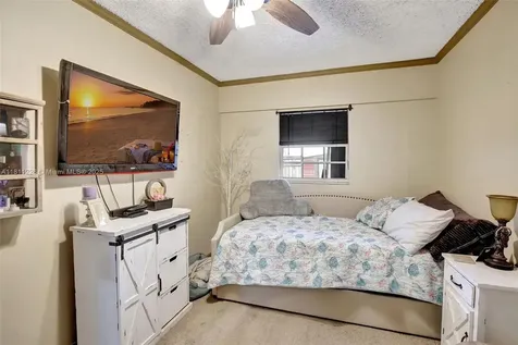2001 Seagrape Avenue Pembroke Pines FL 33026