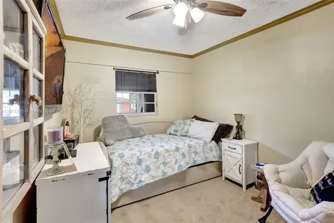 2001 Seagrape Avenue Pembroke Pines FL 33026