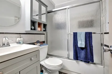 2001 Seagrape Avenue Pembroke Pines FL 33026