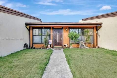 2001 Seagrape Avenue Pembroke Pines FL 33026