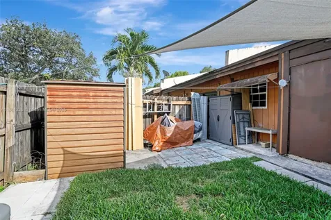 2001 Seagrape Avenue Pembroke Pines FL 33026