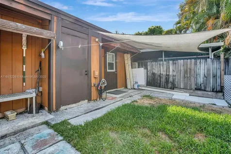 2001 Seagrape Avenue Pembroke Pines FL 33026