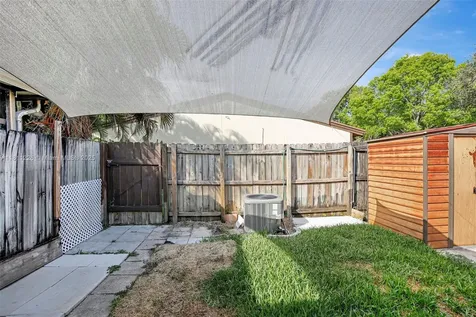 2001 Seagrape Avenue Pembroke Pines FL 33026