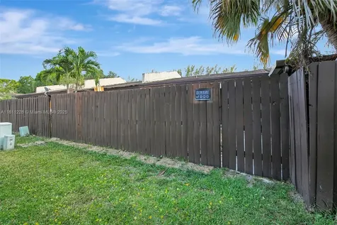 2001 Seagrape Avenue Pembroke Pines FL 33026