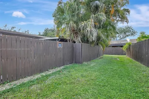 2001 Seagrape Avenue Pembroke Pines FL 33026