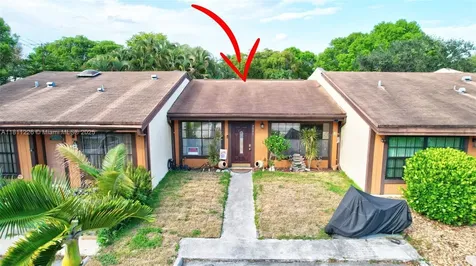 2001 Seagrape Avenue Pembroke Pines FL 33026