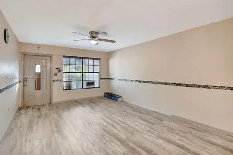 2001 Seagrape Avenue Pembroke Pines FL 33026
