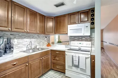 2001 Seagrape Avenue Pembroke Pines FL 33026