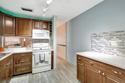 2001 Seagrape Avenue Pembroke Pines FL 33026