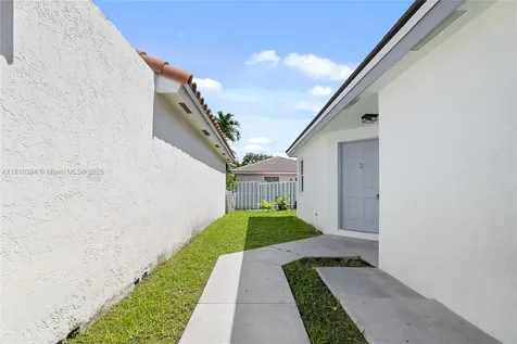 7572 NW 3rd Street Plantation FL 33317
