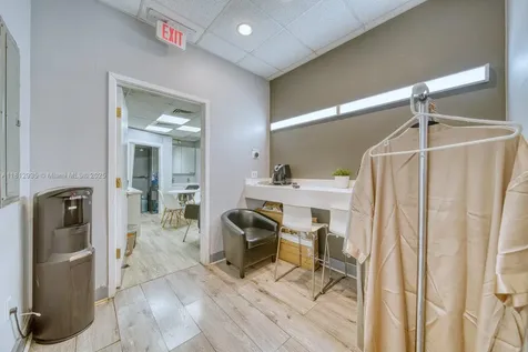 Full Service Beauty Salon On Sunset Drive & 57th Avenue Coral Gables FL 33143