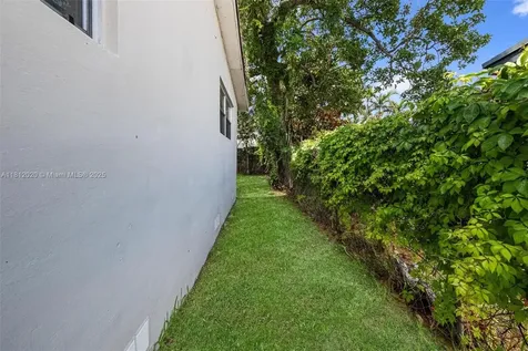 725 NE 178th Street Miami FL 33162