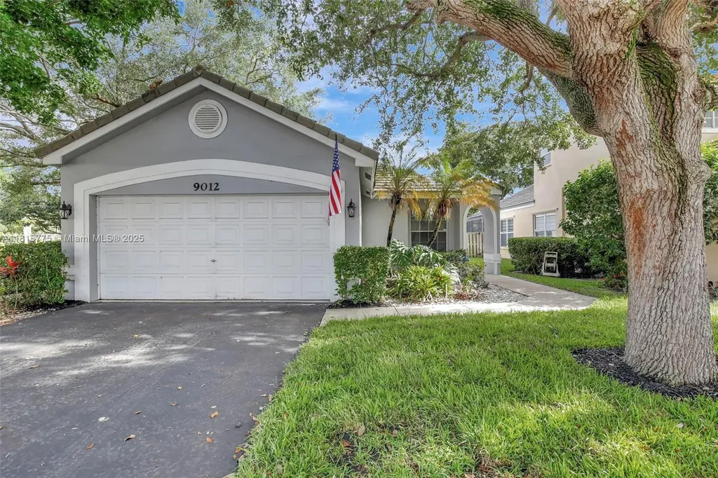 9012 Lake Park Circle S Davie FL 33328