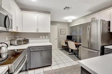 9012 Lake Park Circle S Davie FL 33328