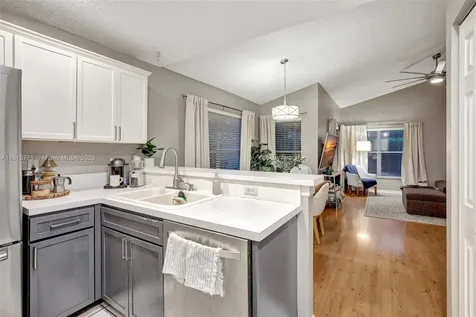 9012 Lake Park Circle S Davie FL 33328