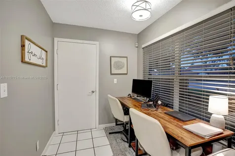 9012 Lake Park Circle S Davie FL 33328