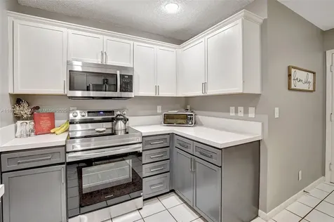 9012 Lake Park Circle S Davie FL 33328