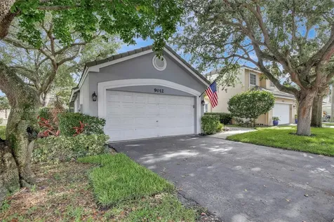 9012 Lake Park Circle S Davie FL 33328