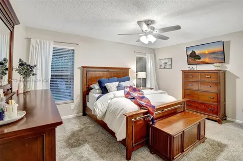 9012 Lake Park Circle S Davie FL 33328