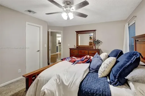 9012 Lake Park Circle S Davie FL 33328