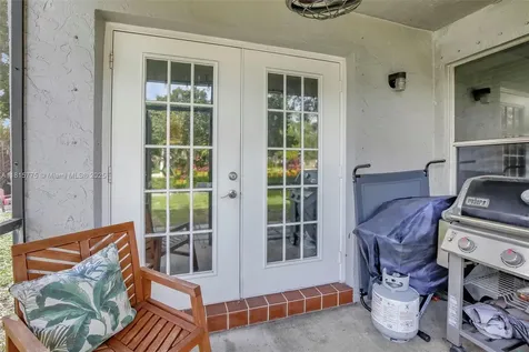 9012 Lake Park Circle S Davie FL 33328