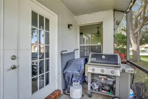 9012 Lake Park Circle S Davie FL 33328