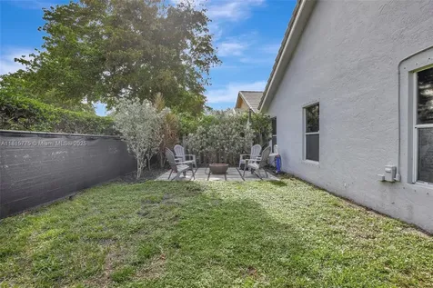 9012 Lake Park Circle S Davie FL 33328