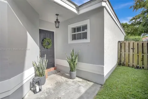 9012 Lake Park Circle S Davie FL 33328