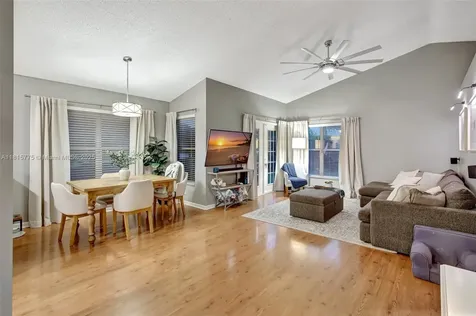 9012 Lake Park Circle S Davie FL 33328
