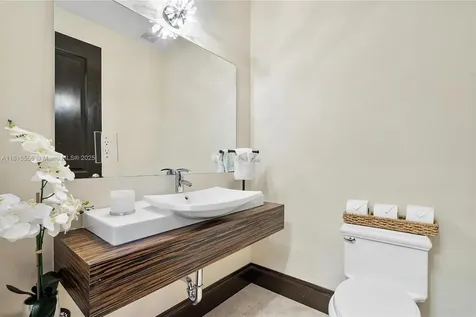18825 N Bay Road Sunny Isles Beach FL 33160