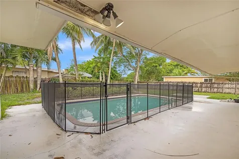 4818 NW 8th Street Plantation FL 33317