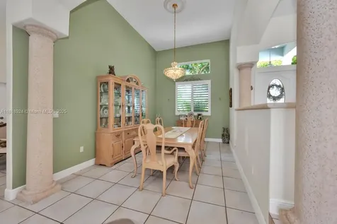 6129 SW 74th Court Miami FL 33143