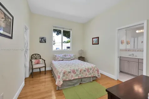 6129 SW 74th Court Miami FL 33143