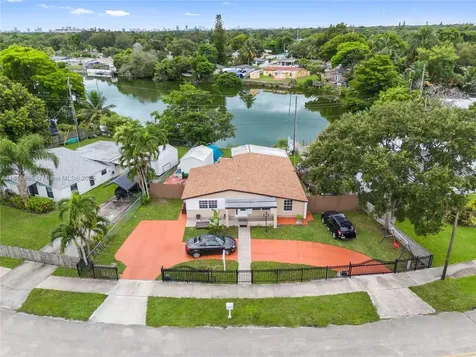 5930 N Farragut Drive Hollywood FL 33021